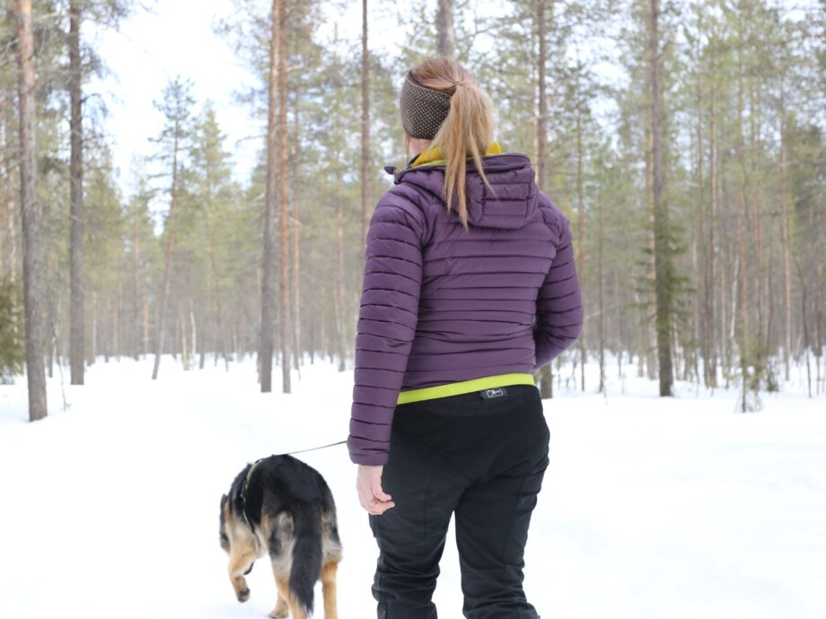 Racing Belt in action – Walking with the dog in the snow – Back view