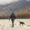 Spaziergang mit dem Hund mit dem Trekkinggürtel – Rücken Sicht