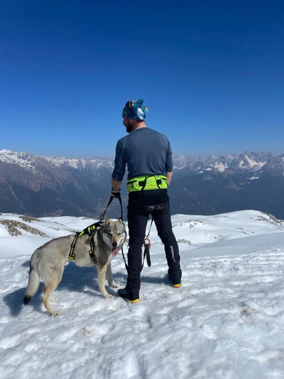 Explorer Gürtel in Aktion – Thomas von Walking Wolf geht mit seinem Hund im Schnee spazieren