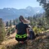 Explorer Bälte i aktion - Sportig kvinna som går med hund i bergen - 01